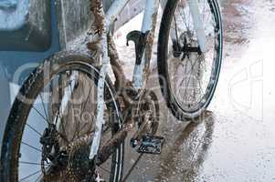 dirty white bike, white bike is dirty with dirt, wash white bike from dirt