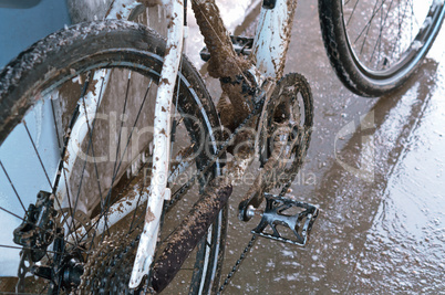 dirty white bike, white bike is dirty with dirt, wash white bike from dirt