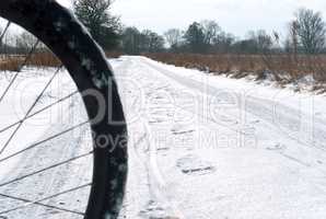 Bicycle wheel in the snow, bike in the winter in the snow, to ride a bike in the winter in the snow