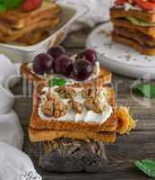 toast with mild cottage cheese and walnuts