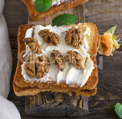 toast with mild cottage cheese and walnuts
