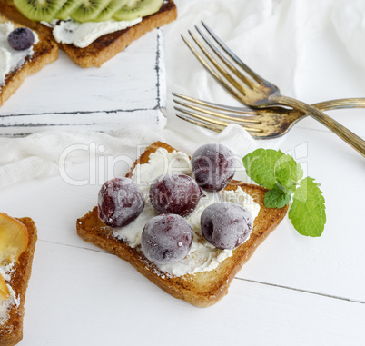 toast with mild cottage cheese and cherry berries
