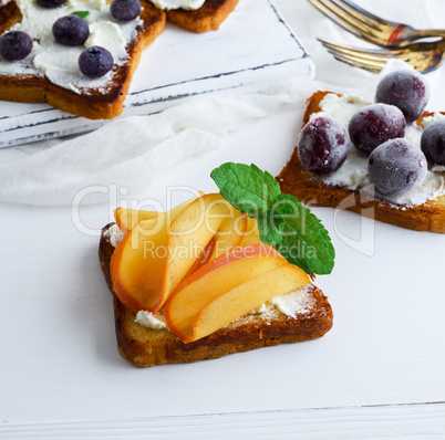 French toast with mild curd and slices of ripe persimmons