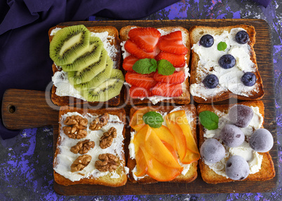 sweet sandwiches with fruit and soft cheese