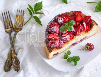 Cheesecake of cottage cheese and fresh strawberries