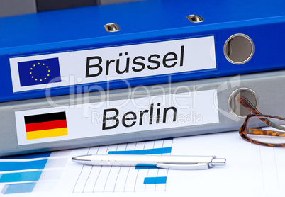 Berlin und Brüssel - Zwei Ordner im Büro
