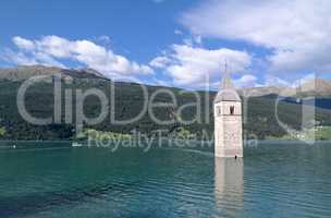 Reschensee mit Kirche am Reschenpaß in den Alpen