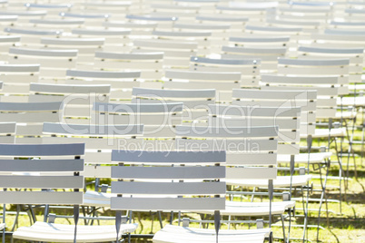Weiße Stuhlreihen in einem Kurpark