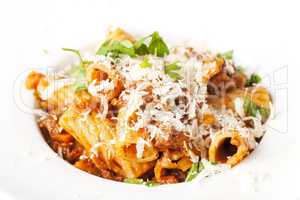 Rigatoni-Nudeln mit Sauce Bolognese und Käse