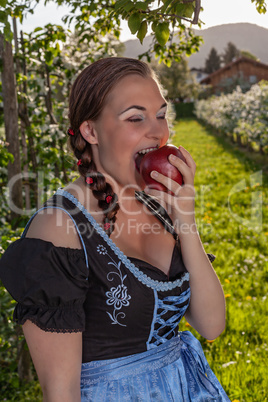Bayrisches Mädchen mit Apfel