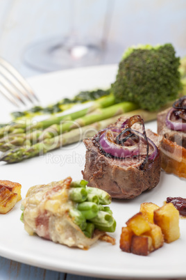 Gegrilltes Steak mit Spargel auf einem Teller
