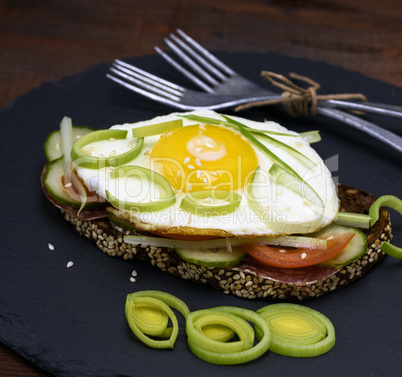 Toast with fried egg and vegetables