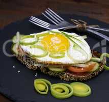 Toast with fried egg and vegetables