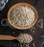 grain of wheat in a wooden bowl o
