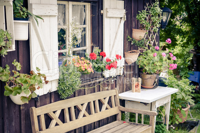 Ein Garten mit Hütte mit Blumen im Sommer