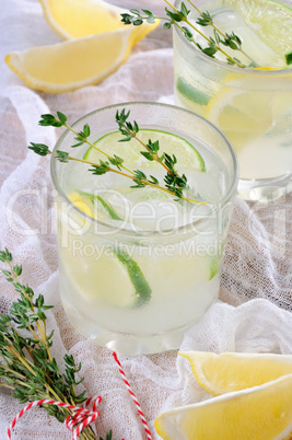 Cocktail-Jin, lime juice and thyme