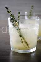 Cocktail-Jin, lime juice and thyme