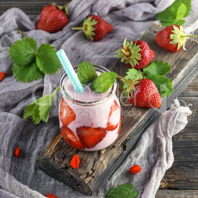 smoothies of fresh strawberries