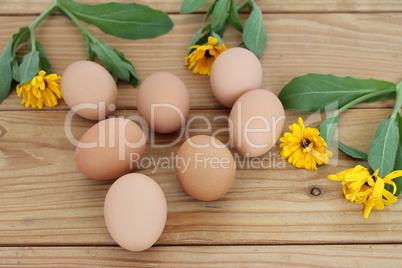 Eier liegen auf einem Holztisch
