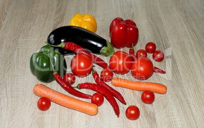 Gemüse auf einem Holztisch