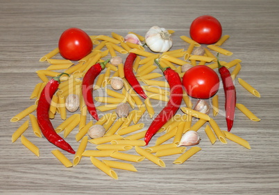 Roter Pfeffer des Makkaroni Knoblauch Tomaten