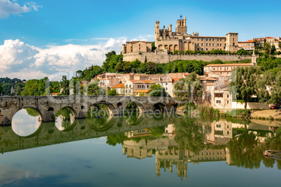 Béziers, city in southern France