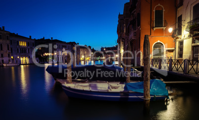 At night on grand canal