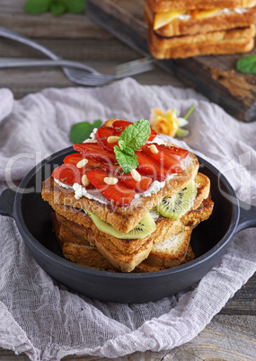 French toast with fresh strawberries and kiwi