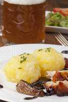 Bayerischer Schweinebraten mit Bier und Knödel