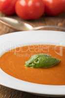 frische Tomatensuppe in einer Suppenteller