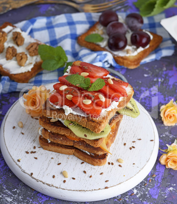 French toasts with strawberries and kiwi