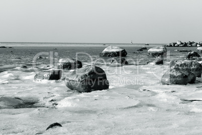 Strandsteine im Schnee