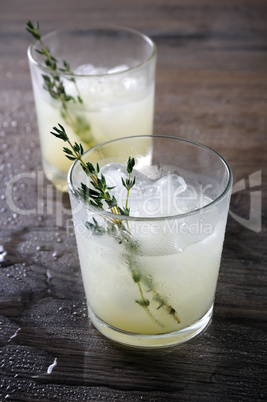 Cocktail-Jin, lime juice and thyme