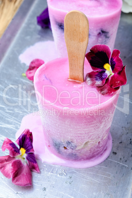 Ice cream with taste of flowers
