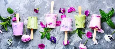 Ice cream with taste of flowers