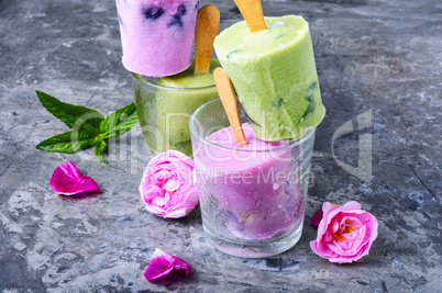 Ice cream with taste of flowers