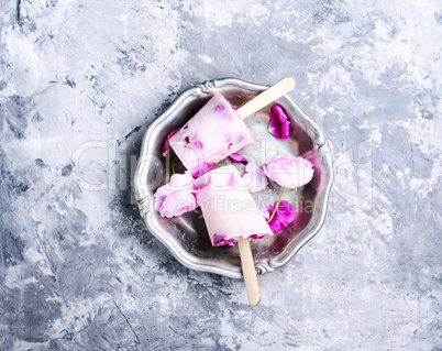 Ice-cream with taste of a tea rose
