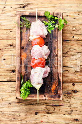 Marinated raw kebabs for barbecue