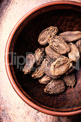 Raw organic cardamom pods