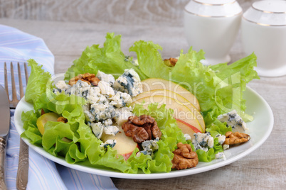 Gorgonzola salad with pear