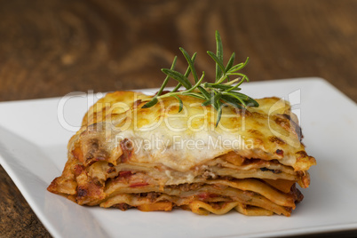 Portion Lasagne mit Rosmarin