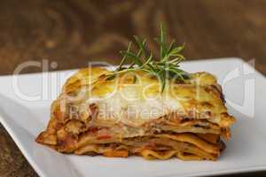 Portion Lasagne mit Rosmarin