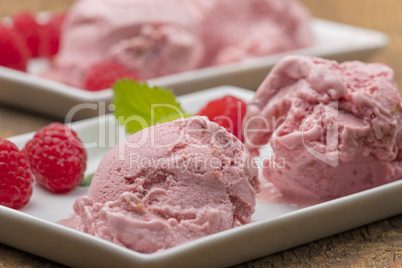 Pflaumeneis mit Himbeeren