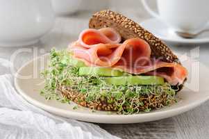 Sandwich with ham and avocado
