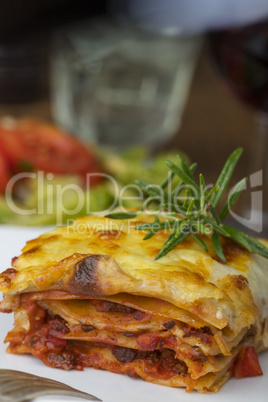 Portion Lasagne mit Rosmarin