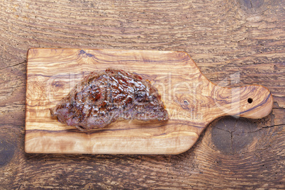 gegrilltes Steak auf Holz