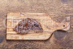gegrilltes Steak auf Holz