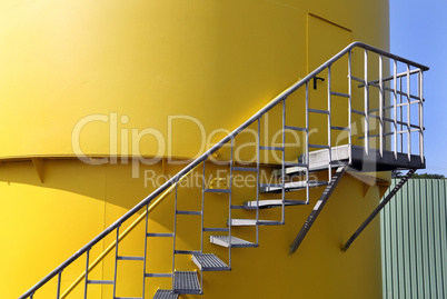 Industrietank mit Treppe