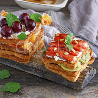 French toast with cottage cheese, strawberries and kiwi