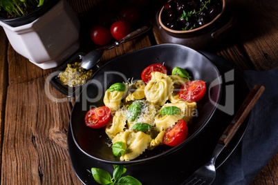 rustic spinach tortellini with cheese and cocktail cocktail toma